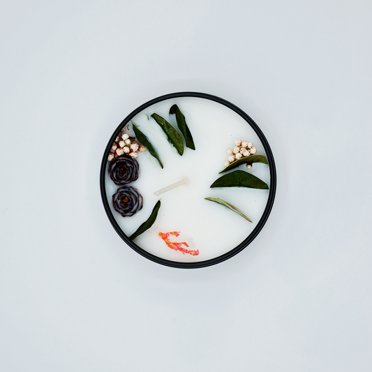 Good Night scented candle in a tin – close-up showcasing floral decorations and smooth soy wax for a clean, long-lasting burn.