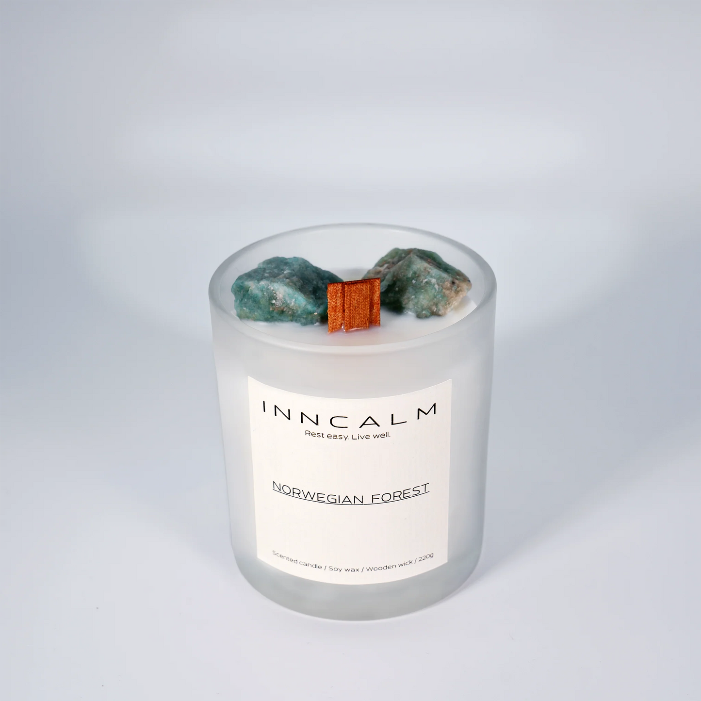 INNCALM Norwegian Forest candle, the crisp air and deep greenery of Nordic woodlands, with wooden wick for an even burn.