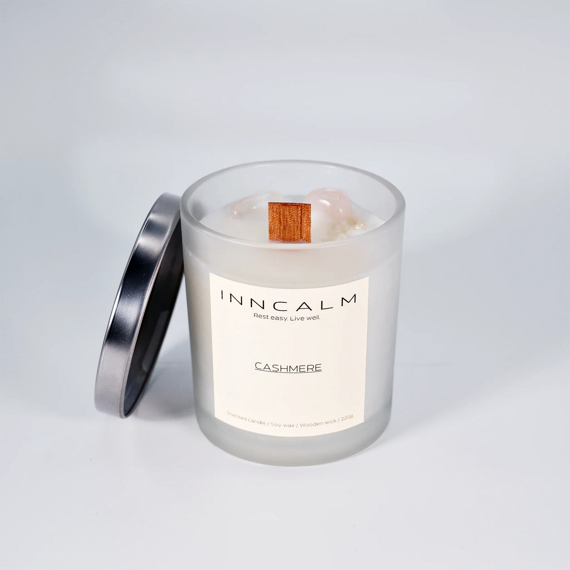INNCALM candle with an elegant fragrance blend of musk, vanilla, and soft florals, perfect for a luxurious ambiance.