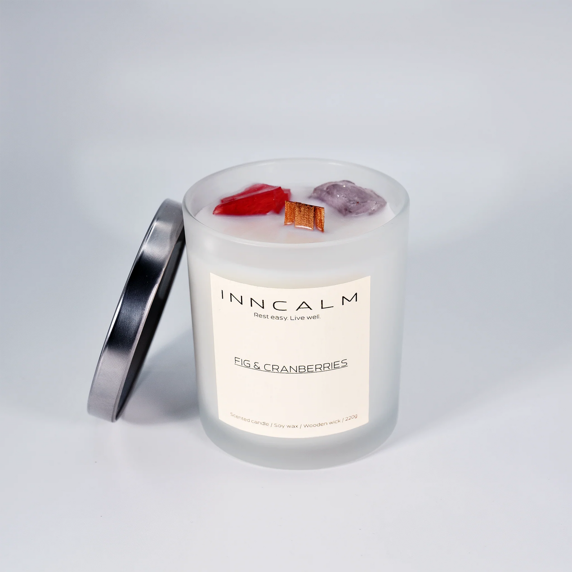 Glass-lid candle with a strong fruity fragrance of fig and cranberries, ideal for creating a warm, inviting atmosphere.