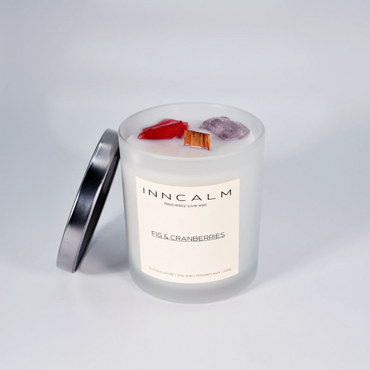 Glass-lid candle with a strong fruity fragrance of fig and cranberries, ideal for creating a warm, inviting atmosphere.