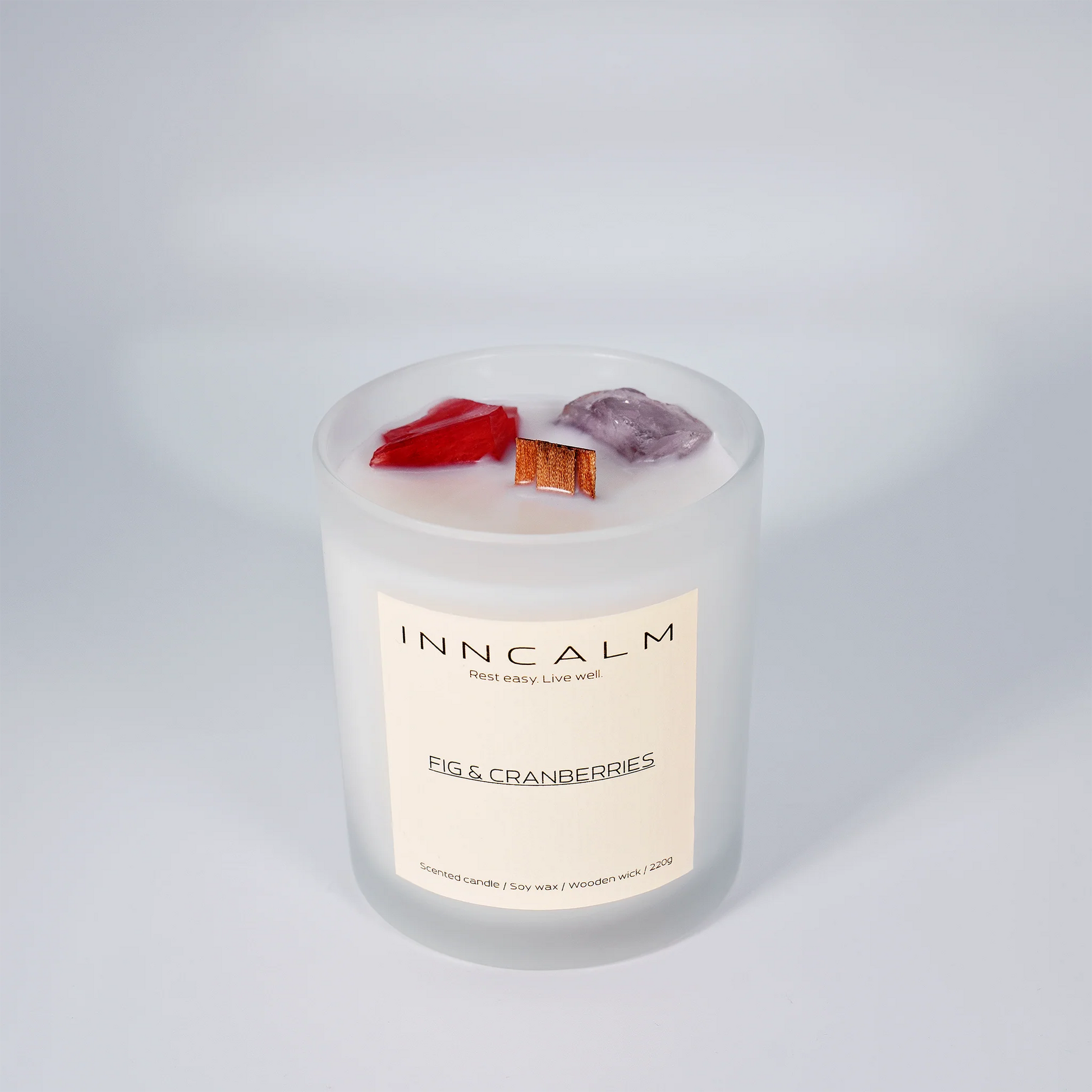 INNCALM Fig & Cranberries luxury candle, perfect blend of warmth and fruitiness, natural wooden wick for an even burn.