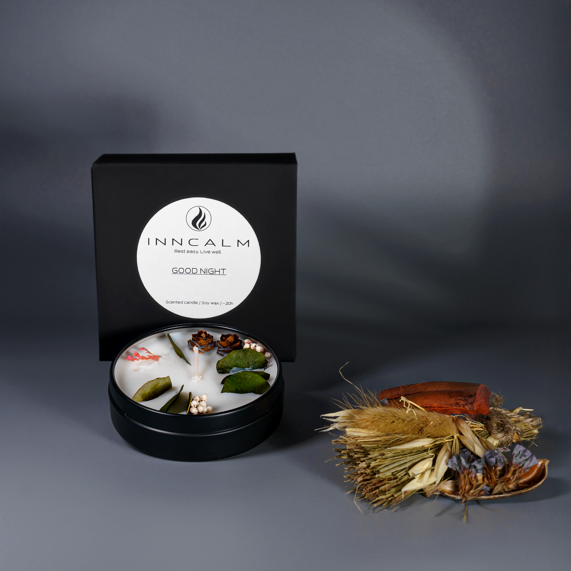 Good Night aromatherapy candle in a tin – a stylish addition to nighttime rituals, promoting deep sleep with a relaxing floral scent.