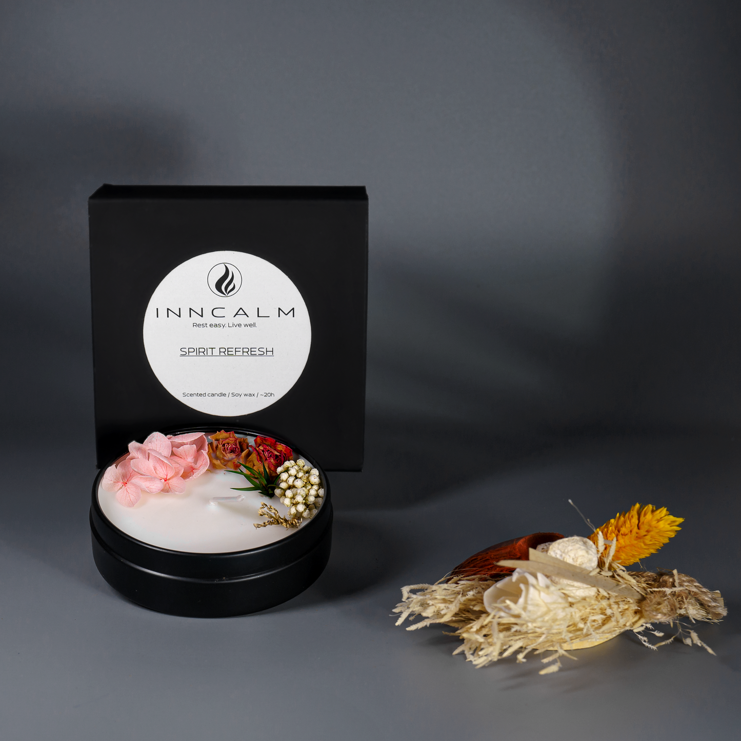 Spirit Refresh scented candle with floral decoration, presented in a premium black gift box – perfect for relaxation, aromatherapy, and elegant home decor.